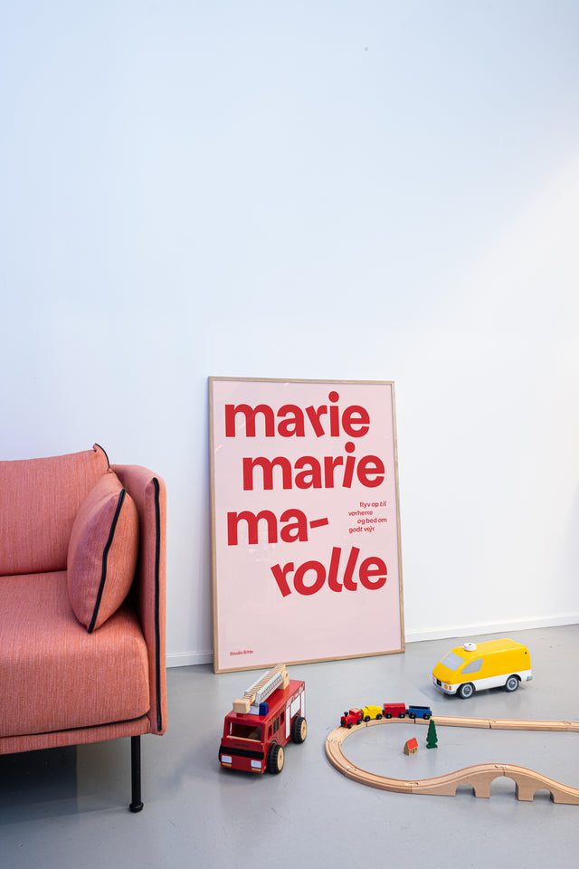 Lyserød "marie marie marolle" børneplakat på børneværelse med pink sofa